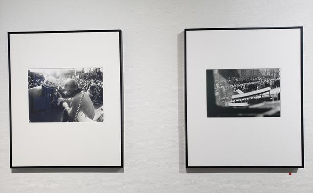 画像: 展示作品より。本展を鑑賞していると、個人的にも報道写真を目にする機会が多い私自身が、その時代の空気や出来事を後世まで残り伝えていく写真とは何か?消費されていく写真とは何か?を改めて考えるきっかけをいただいたように思います。同時に、1968年から1969年にかけての時代を知らない今を生きる私にとって、写真に写る彼らの姿を通し、民主主義とは?また体制や権力と呼ばれるものについて、自分だったらどのような姿勢を選択するだろうと考えるきっかけもいただきました。