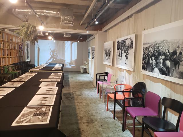 画像: 会場風景。本展では、山下さんが特にお気に入りというフランスの紙を使ってプリントした美しいモノクロ写真の数々が展示されています。