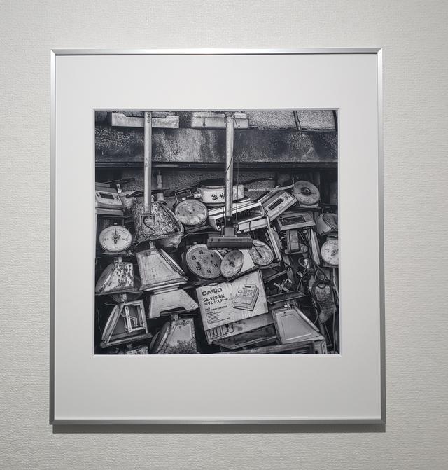 画像: 展示作品より。 石田さんが撮影した築地市場の作品に、人の姿はありません。 しかし1枚1枚、作品を鑑賞していると、かつての築地市場に確かに存在していた不思議なくらいの熱量が、働く人々や話し声、行き交う人々の姿が、まるで走馬灯のように甦り、目にしている気がします。
