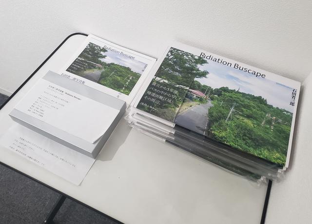画像: 会場では、石田さんの写真家デビュー作であり、2018年に刊行した写真集『Radiation Buscape』(IG Photo Gallery/サイン入り)も販売中です。 東日本大震災から5年目にあたる2016年、福島第一原子力発電所事故により「帰還困難区域」に指定された地域を走るJR常磐線代行バスの車窓から撮影した写真集です。 本展では、同写真集を消費税分値引きの3,000円でご購入いただけます。