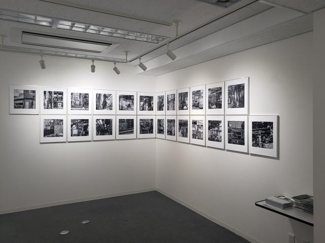 画像: 会場風景より。本展は石田さんの最新作であり、2018年10月6日に閉場した築地市場の内部を撮影したモノクロ作品39点が展示されています。