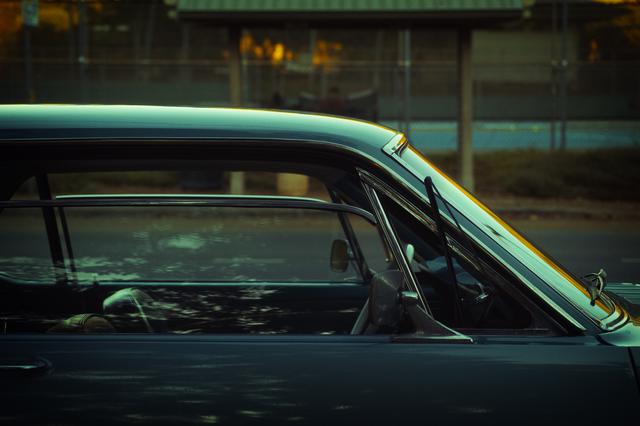 画像: ▲テニスコート近くに停まっていた風景に溶け込むような色合いの車。夕陽のオレンジの写り込みを強調する ように現像した。 ■シグマdp3 Quattro 絞り優先AE(F3.5) WB:オート ISO100