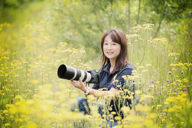 画像: 彩り写真家。様々な被写体を独特の色彩感覚で切り取る。 「The colors of nature」をテーマにした自然風景&動物から、「かわいい」花風景やイルミネーション、テーブルフォトなどの作品作りを行う。 公益社団法人日本写真家協会、公益社団法人日本写真協会会員。 個展多数。
