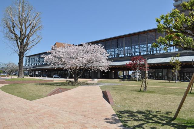 画像: 祭りの会場となる日向市駅前広場。日向市駅は独特の建築様式が世界で高い評価を受け、「ブルネルアワード2008」では最優秀賞を受賞している。
