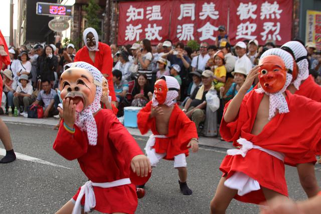 画像: 踊り手は子どもから大人まで幅広く参加が可能。