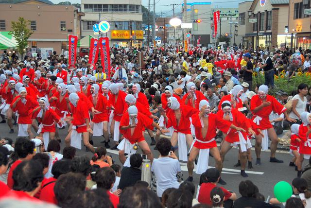 画像: 「日向ひょっとこ夏祭り」の一番の見どころであるパレード。たくさんの踊り手が街中を練り歩く。