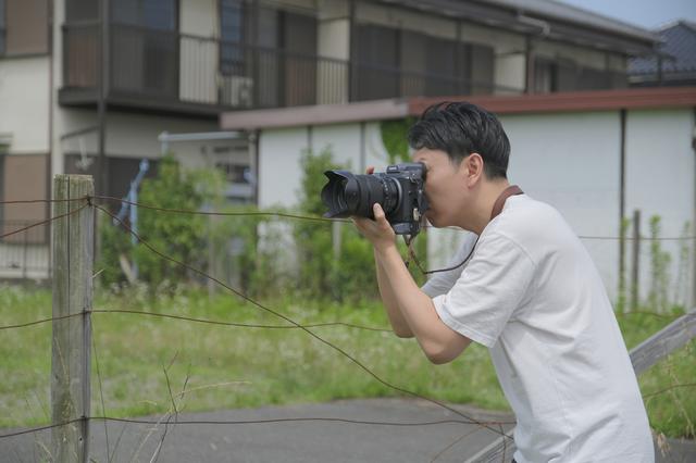 画像: ▲梅雨空の合間にGFX100でテスト撮影中の高桑正義さん。