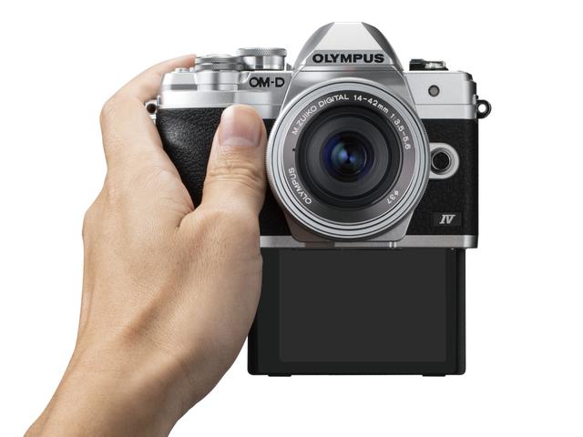 画像: 液晶モニターはOM-Dシリーズ初となる下開きが可能。