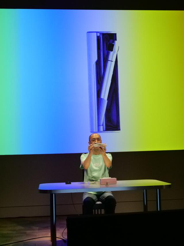 画像: ▲画像では少しわかりづらいが、生方CEOの背面モニターに映しだされたのがバッテリーチャージャー「BCC-1」だ。発売は2020年11月予定。