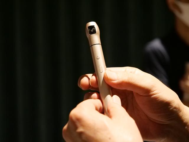 画像: ▲側面にある操作系ボタンは電源、シャッター、写真/動画切り替えの3つしかない。