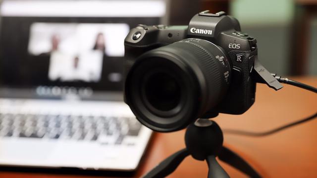 画像: ▲EOS Rをノートパソコンに接続して「EOS Webcam Utility」使用のイメージ。