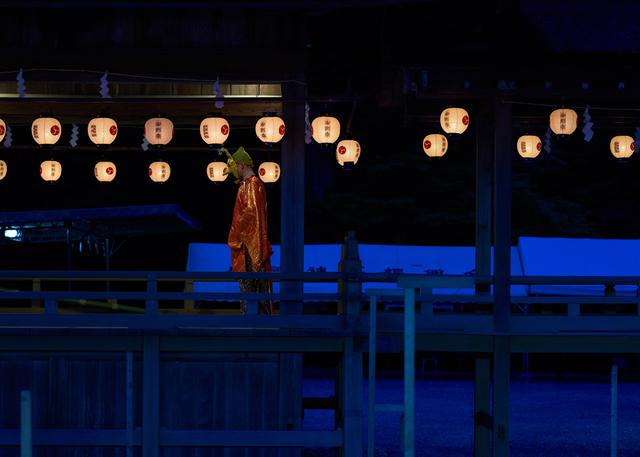 画像: ▲第16回写真コンテスト最優秀賞「清浄」。4月の例祭に奉奏される古式十二段舞楽9番「陵王」。浄闇の中、幻想的な舞楽が神様に捧げられる。