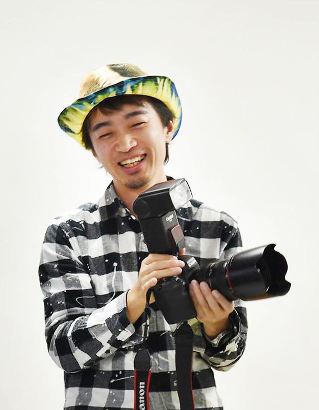 画像: 閃光フォトグラファー。長野県飯田市在住。印刷デザイン・写真スタジオ・ブライダル撮影を経験。現在はフリーで活動中。ストロボやLEDライトの閃光を活かし「閃光グラフィー」なる作風で日常と非日常の境を写真表現している。また作品に詩を載せてSNSで発表もしている。作品作りでのこだわりはワンシャッターのJPEG撮影。写真で「絵」を描くが口癖。撮影現場で感じた自分の世界観を大切に表現している。