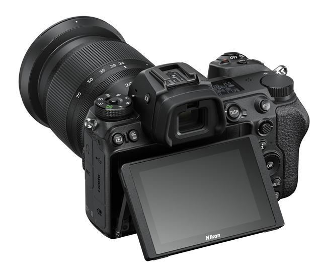画像: ▲画像モニターはチルト式でタッチパネルを採用。3.2型、約210万ドットの大型・高精細モニターで、メニュー設定や撮影、ピンチやスワイプによる拡大画像でのピント確認も容易に行える。