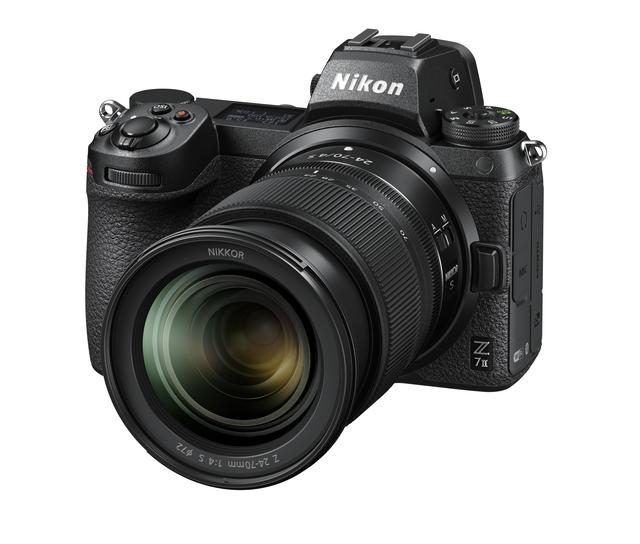 画像: ▲Z 24-70mmを装着したX 7II。デザインも前モデルから変わっている。