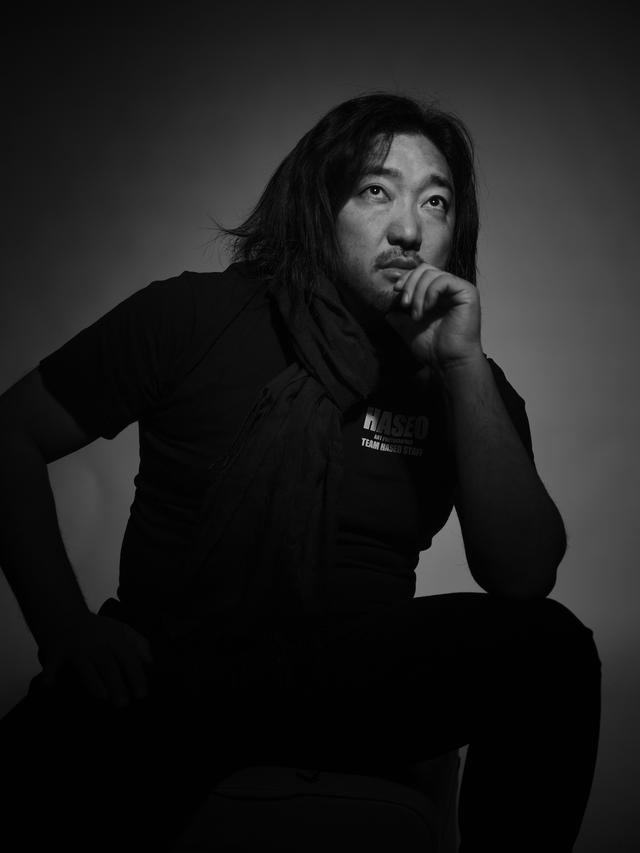 画像: APA(公益社団法人 日本広告写真家協会) 正会員。本物にこだわり、自身の作品では合成を使用せず、現地にて撮影することをポリシーとする。花は全て生花を使用、やがて朽ちてしまうからこそ写真で撮ることで色褪せず、美しい瞬間を残している。独自の世界観にて写真で物語を生み、オリジナルのストーリーを展開、多くのファンから支持をされ、写真絵本も人気となっている。