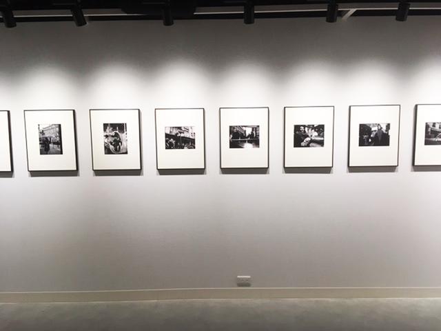 画像: コムロミホ『The Decisive Moment~決定的瞬間』。一期一会、決定的瞬間に溢れるパリ市街地でのスナップです。