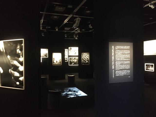 画像1: 渋谷敦志写真展『GO TO THE PEOPLES 人びとのただ中へ』。1999年から2019年にわたって渋谷氏が撮りためた作品群85点が展示されています。