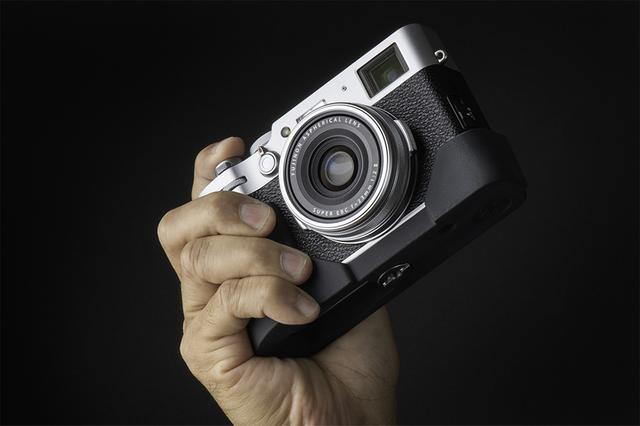 画像1: オリエンタルホビーはJBカメラデザイン製の富士フイルム X100V専用プログリップケースを発売開始。税込価格は6600円。