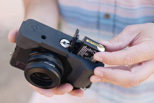 画像4: オリエンタルホビーはJBカメラデザイン製の富士フイルム X100V専用プログリップケースを発売開始。税込価格は6600円。
