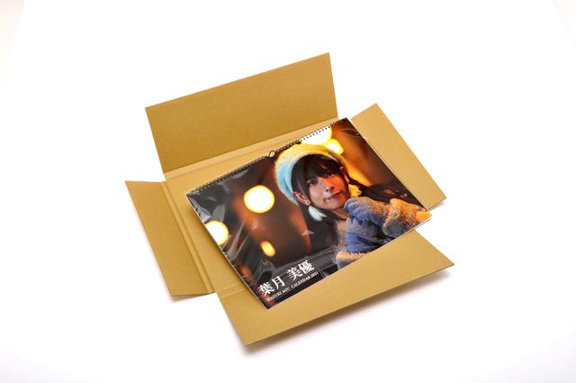 画像: ▲カレンダーはPP袋入り。A3サイズ(タテ/ヨコ)は1冊ずつ専用箱に入れてお届けします。送料は税込800円ですが、税込7000円以上ご購入の場合は送料無料となります。 mm-style.jp