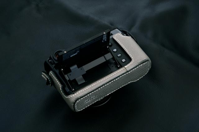 画像4: INDUSTRIAは富士フイルム「X100V」専用の本革製ケースの新色(ブラック)を販売開始!