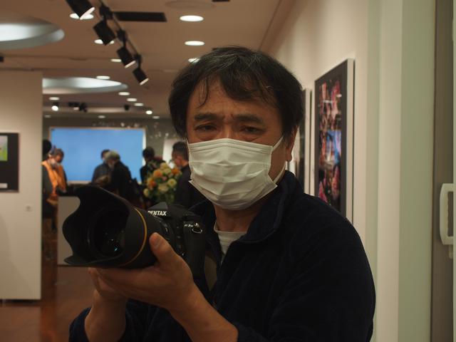 画像: 久々に一眼レフを手にすると、なんかやたらデカい…いや、しっかりとしていて、良い写真が撮れそうな予感がします!