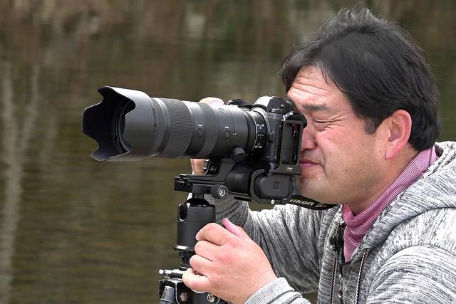 画像: ニコンの最新ミラーレスZ6Ⅱに、35ミリ史上最高画質望遠ズームと名高いZ70-200mmF2.8Sを装着。いかなる場合も三脚必須、というのが助川スタイル。