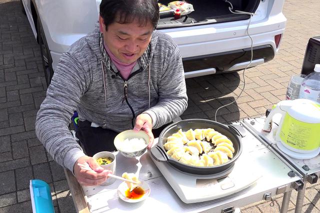 画像: 動画収録なのだが、カメラを回す前に餃子を食べ始める助川氏。 食も愛してやまないのだ。