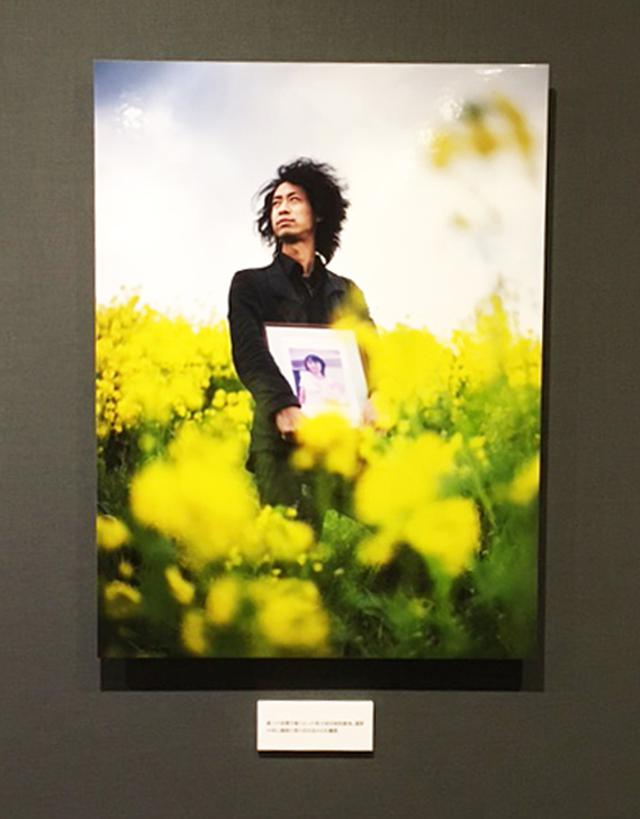 画像: 安田菜津紀写真展『照らす』。“生きた証を遺すこと”。10年前の3.11。津波に流された6歳男児の靴、涙が出ます。