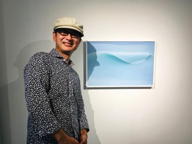 画像1: GOTO AKI写真展『event horizon -事象の地平線-』。一流の商社勤めを辞めてフリーランスとなった変わり種写真家のGOTO AKIさん。