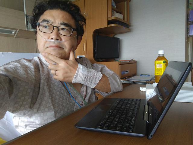 画像: 入院4日目にして調子こく筆者。鼻の酸素ホースはまあせっかく病院来てるんだから的につけてもらってる。ホント酸素でてんのかな?