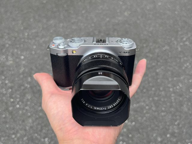 New Model Impression フジフイルム X-M5 ○実勢予想価格：13万6400円