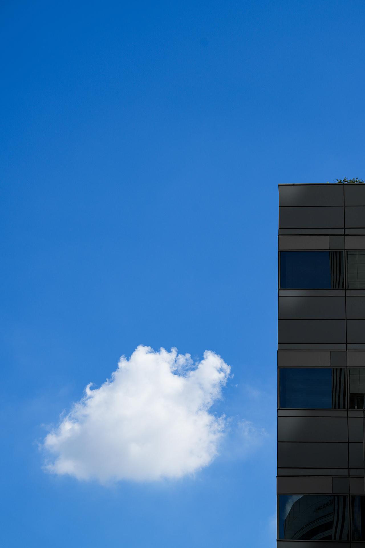 画像: 【α7CR】 ソニーが苦手な雲にAFさせたいシーンなのだけど、カメラ任せでAFさせて結果はバッチリ。表現力で言えば、階調は広ければ良いというものでもないのだけれど、ドエライ潤沢というか、階調の詰め込み方がとても上手い。 ■α7CR FE85mmF1.4 GM Ⅱ 絞りF5.6 1/1000秒 マイナス0.3露出補正 ISO100 WB:オート クリエイティブルック:ST AFモード:AF-C フォーカスエリア:ワイド