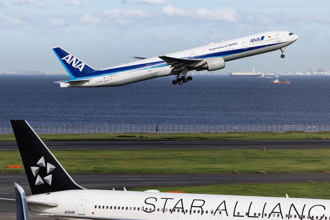画像: 望遠レンズで撮るもののひとつが乗り物だろう。なかでも航空機は手軽に撮れることもあり、人気のある被写体だ。本レンズが1本あれば、空港の展望デッキなどからの撮影は十二分に楽しめる。解像感は高く、周辺減光 なども見受けられない。 ■236mm　絞りF7.1　1/1600秒　ISO400　ピクチャースタイル: 風景