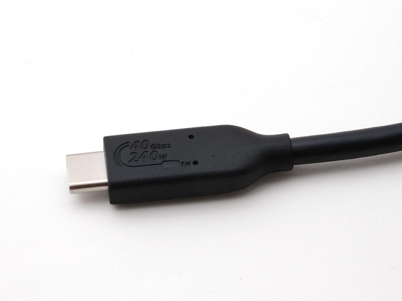 画像: まだ一般的ではない高価なUSB4ケーブルが付属します。ポータブルSSDとしての仕様に合わせて短いところも地味に良いかと。