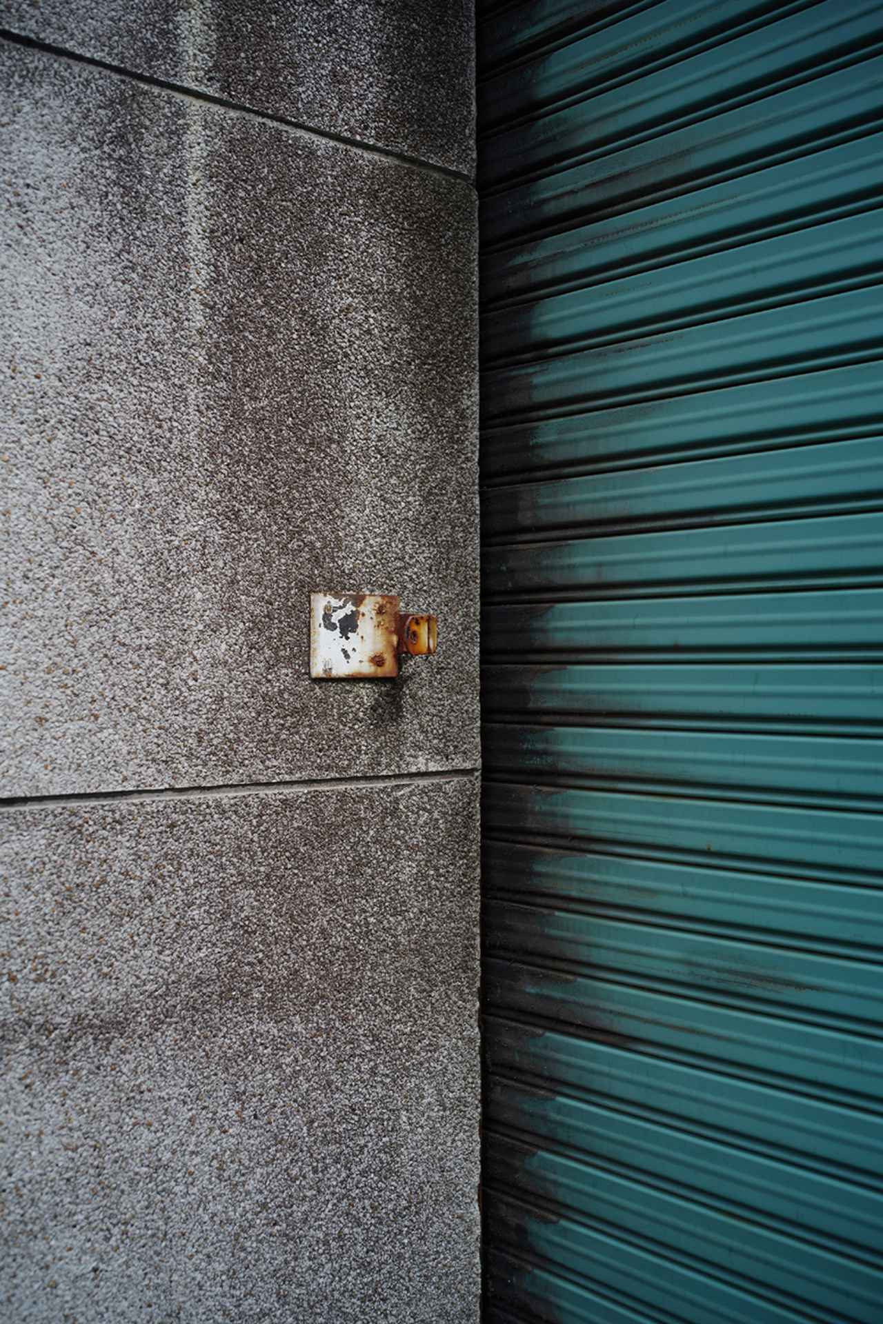 画像: 像高9割くらいまではお見事です。ホント独特の写りで、28mmですって言われなきゃ、28mm感あまり無いと思います。それが肌に合わない人も居るとは思うけど、28mmって何かピンとこないんだよな…って人は食わず嫌いせずに試してみても良いのでは？と。ちなみにワタシはいわゆる28mm画角があまり得意ではないので、このレンズの直撃を受け前後不覚に陥っています。 ■絞りF2.0と2.8の間　1/200秒　マイナス0.7露出補正　ISO100