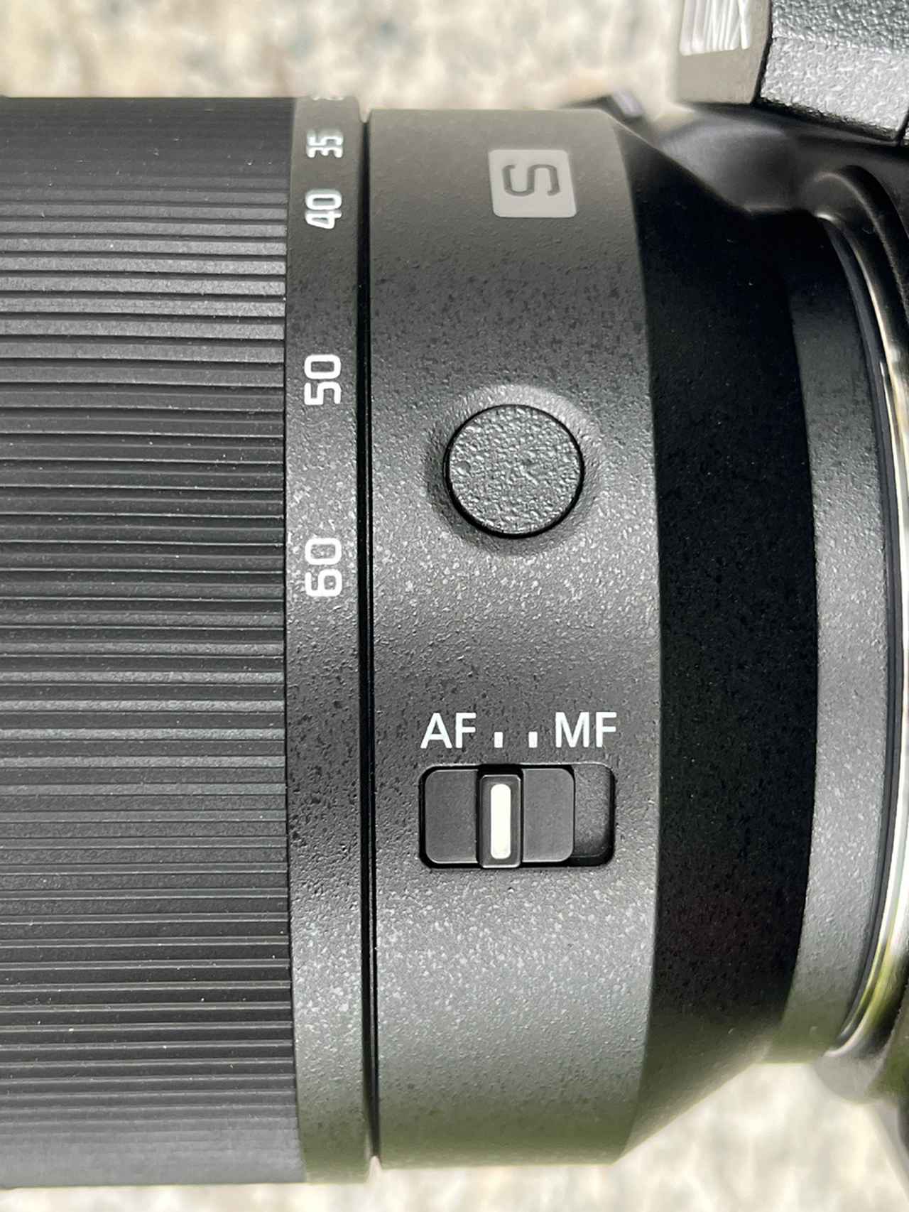 画像: フォーカスボタンを搭載。ファンクション割当も出来るので、ハイブリッドズームやAF-ON：近側などを割り当てておくと色々便利に使えそう。