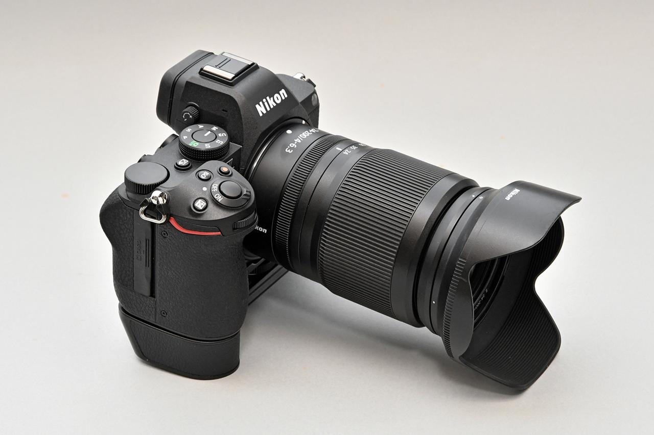 画像: NIKKOR Z 24-200mm f/4-6.3 VR（12万5400円）を装着しサブカメラとして使用。エクステンショングリップZ-GR1（1万4300円）を併用することで全体のバランスは格段に向上する。