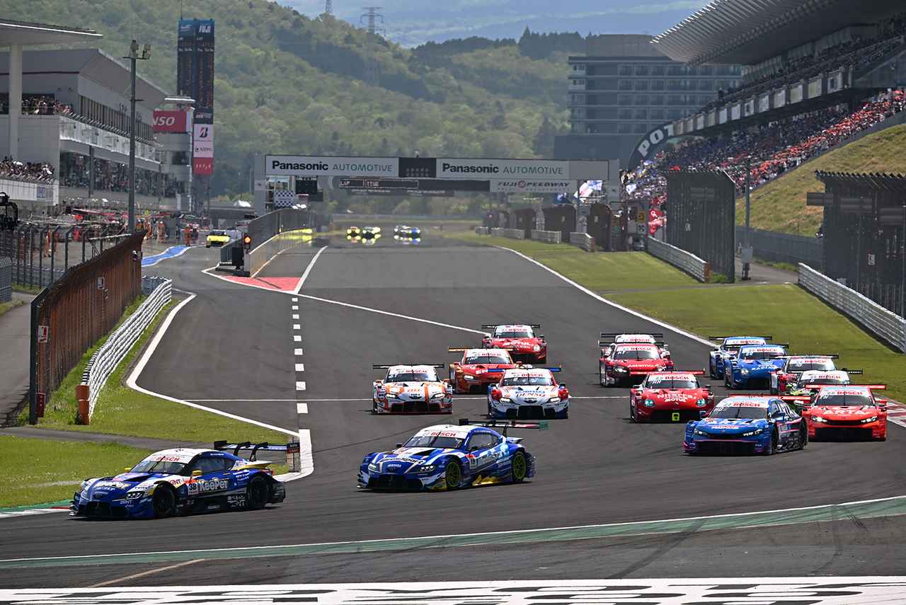 画像: スーパーGT決勝スタートシーンを、ズームアウトしながら連続撮影。横に広がることを想定して横1列のAFエリアをカスタムで設定した。 ■NIKKOR Z 100-400mm f/4.5-5.6 VR S　1/1250秒　絞りF9　ISO800　AF-C ワイドエリアAF（C1）　290mm域