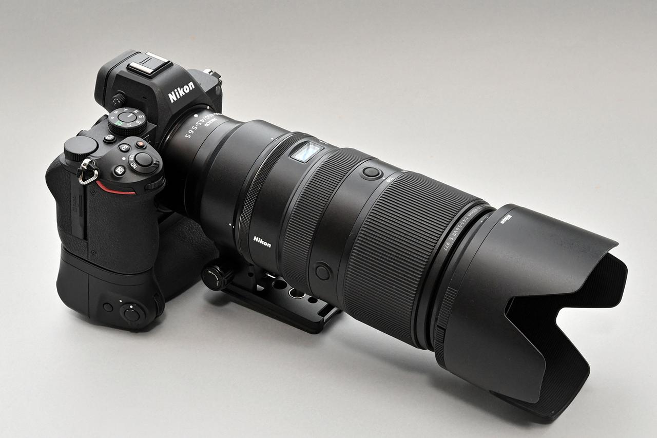 画像: 500パワーバッテリーパックMB-N14(6万2700円）とNIKKOR Z 100-400mm f/4.5-5.6 VR S（38万5000円）を装着した完全武装状態。全体の重心は三脚座（アルカスイス対応品に交換）に近いところにある。
