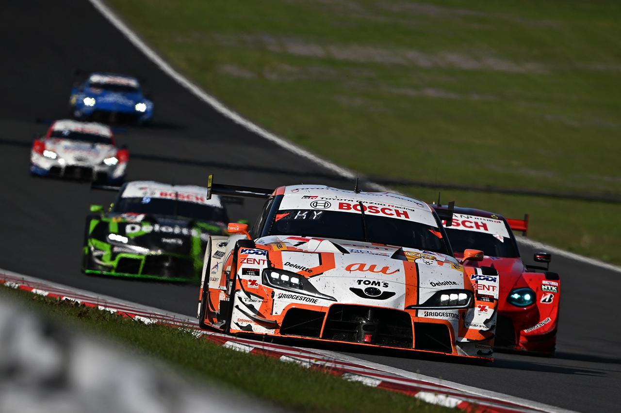 画像: 決勝レース中盤のポジション争い。DXクロップによる超望遠の圧縮効果で、後続マシンからのプレッシャーを感じさせるシーン。 ■NIKKOR Z 100-400mm f/4.5-5.6 VR S　1/640秒　絞りF6.3　ISO100　AF-C ダイナミックAF（S）　400mm域（DXクロップ600mm）