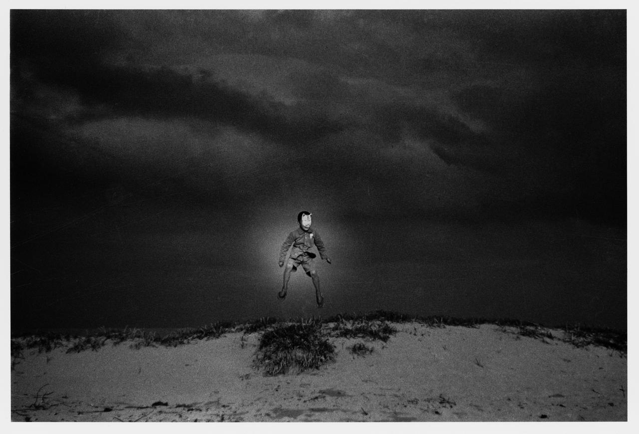 画像: 植田正治×福山雅治写真展:Visual Conversationより(植田正治「小狐登場」1948)