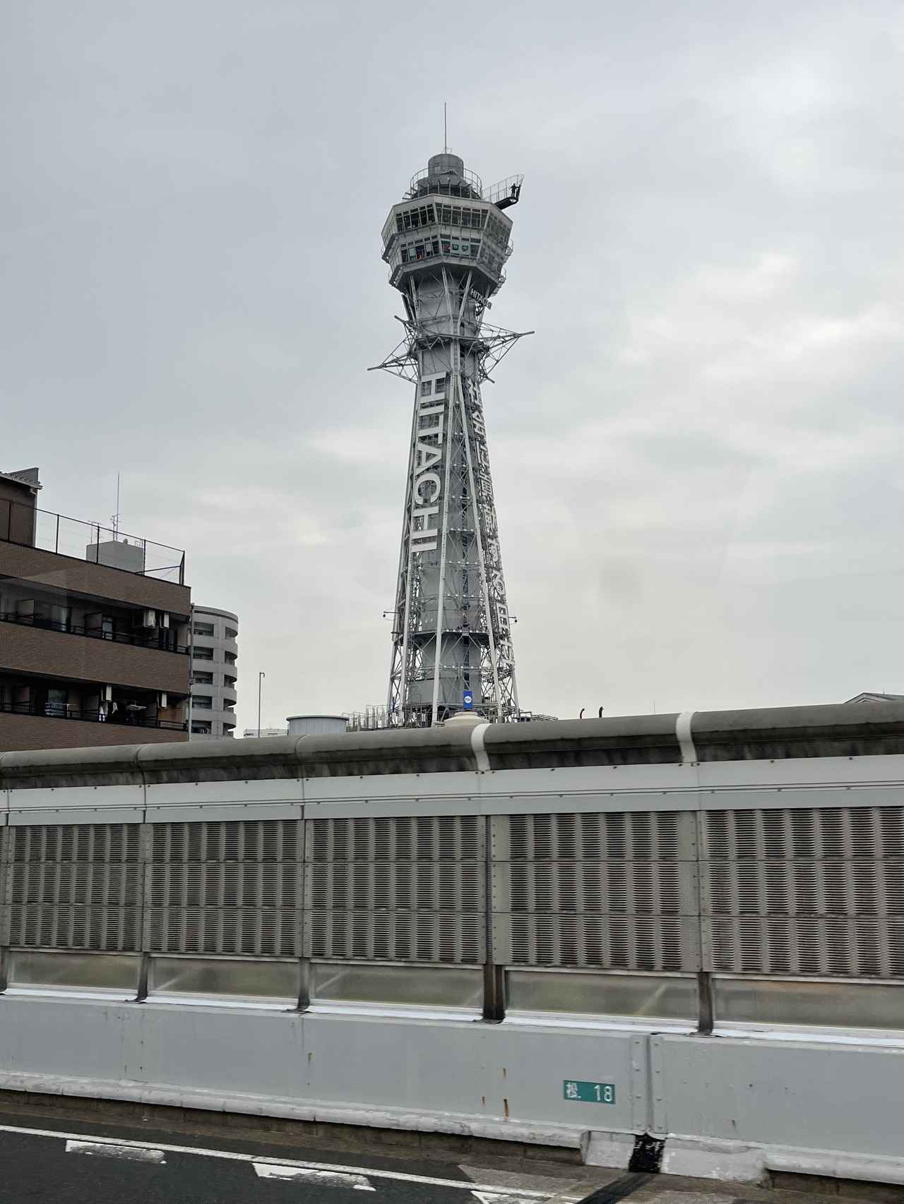 画像: 泉ケ丘カントリークラブへ向かう途中、車窓から見えた通天閣。大阪ですねぇ。
