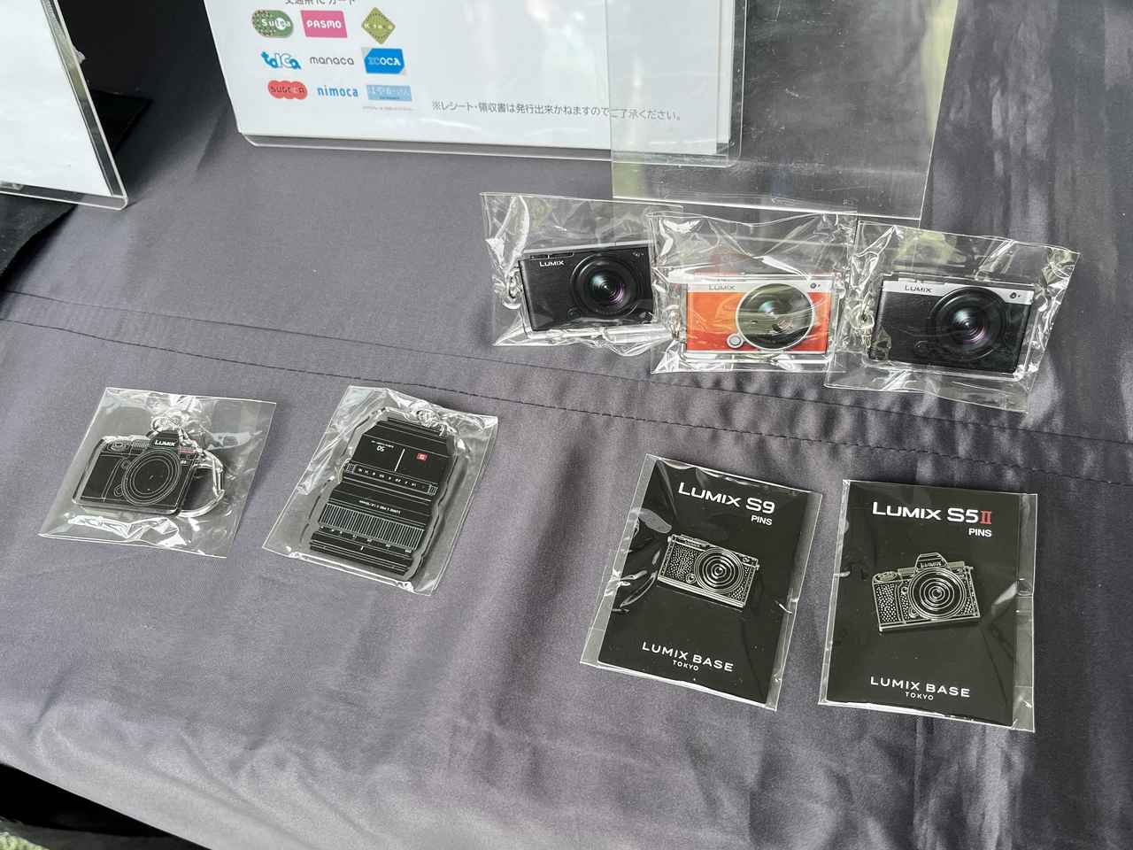 画像: LUMIXピンバッジとキーホルダー。