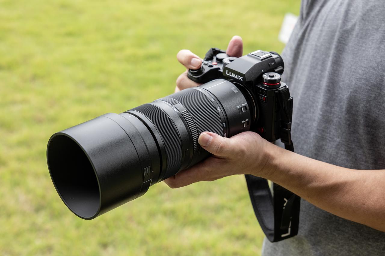 画像: LUMIX S1 IIに装着するとこんな感じ。500mmをカバーするとは思えないくらいコンパクト。
