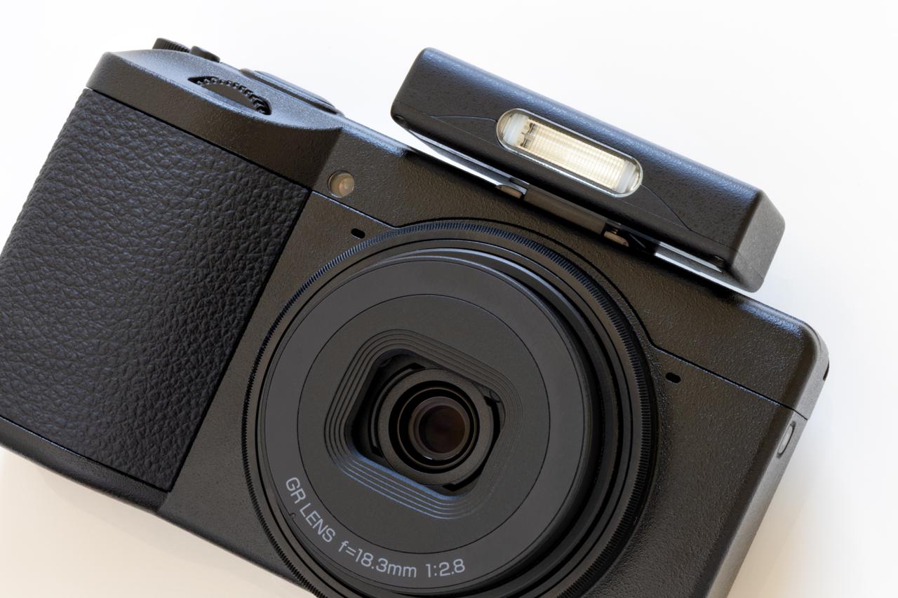 画像: 小型フラッシュ GF-2を用意(別売)。