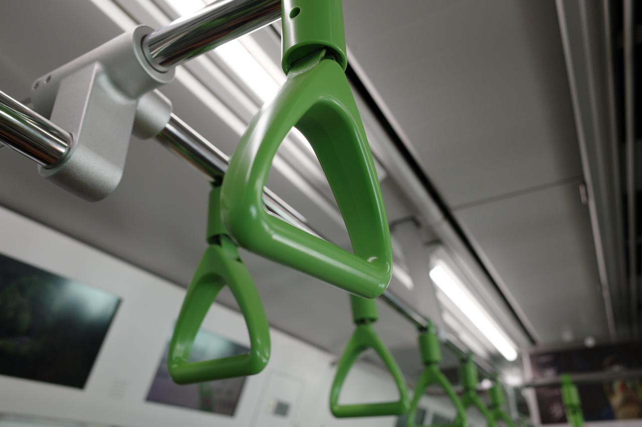 画像: 電車で移動中、目に入ったつり革をパチリ。各要素の質感がバランスよく再現され、手にしたときの感触が伝わってくるようだ。輪郭などに不自然な描写は見られず、ボケ具合も素直な感じ。諸収差もしっかり補正されていて無理のない仕上がりである。 ■プログラムAE(F2.8 1/125秒) ISO200 WB:オート ※イメージコントロール:スタンダード