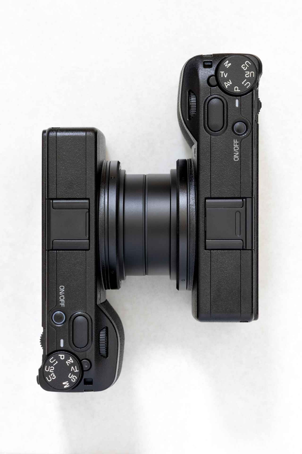 画像: RICOH GR Ⅳ(左)とRICOH GR Ⅲ(右)。