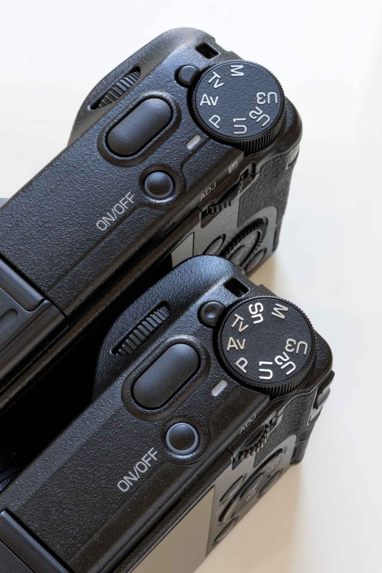 画像: RICOH GR Ⅳ(手前)とRICOH GR Ⅲ(奥)。スナップ撮影距離優先AE(Sn)を新搭載。